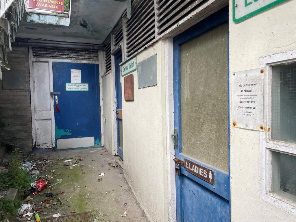 Lot: 51 - FREEHOLD FORMER TOILET BLOCK AND LAND IN TOWN CENTRE - Toilet block entrance